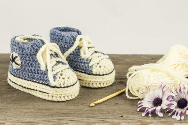 Babyschuhe Hellblau mit Deko_Kreativstube Josefine Ortner_Mit Liebe zum Detail