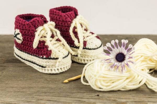 Babyschuhe Weinrot mit Deko_Mit Liebe zum Detail