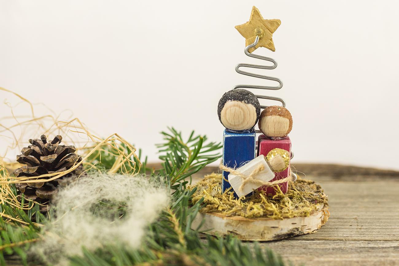 Weihnachtskrippe auf Baumscheibe mit Deko